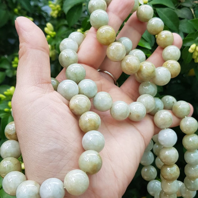  Vòng tay chuỗi nam nữ đá cẩm thạch tự nhiên trắng vàng bóng ngời Vòng size hạt 13mm Màu trắng vàng đất nhẹ bóng mượt thiệt đẹp ạ