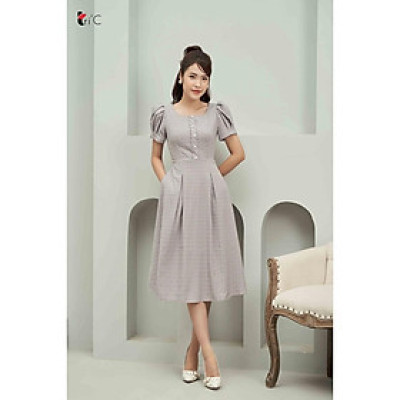 Đầm xòe kẻ caro cổ vuông, tay bồng Tri