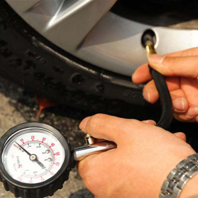 Đồng hồ đo áp suất lốp xe hơi hiện đại bảo đảm an toàn