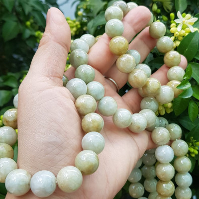  Vòng tay chuỗi nam nữ đá cẩm thạch tự nhiên trắng vàng bóng ngời Vòng size hạt 13mm Màu trắng vàng đất nhẹ bóng mượt thiệt đẹp ạ