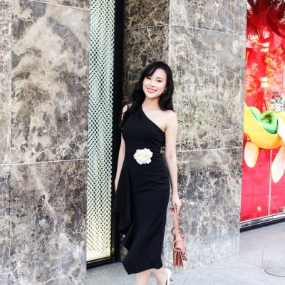 Đầm ôm vai xéo kèm hoa xinh xắn MS 2519