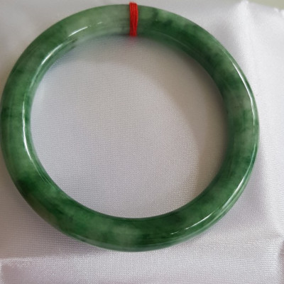 Vòng Cẩm Thạch tự nhiên mới Đậu Lý Sịn Sao 53mm x chột 8mm cao cấp sịn bóng đẹp màu xanh đậu lý đậm nhạt điểm trắng nhẹ đẹp bóng nữ 53kg - 62kg đeo rất đẹp sang tay món quà tặng Mẹ , tặng vợ người phụ nữ yêu quý may mắn ý nghĩa ạ